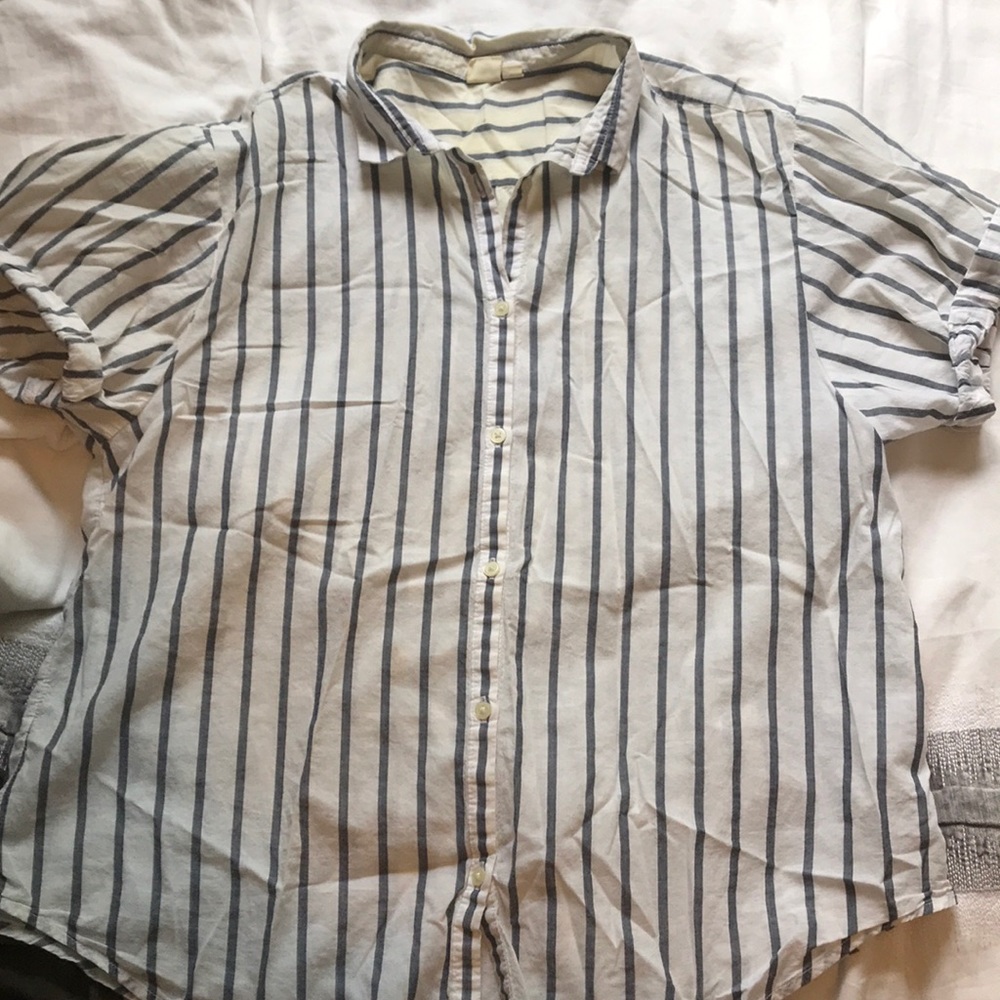 Short sleeve button up